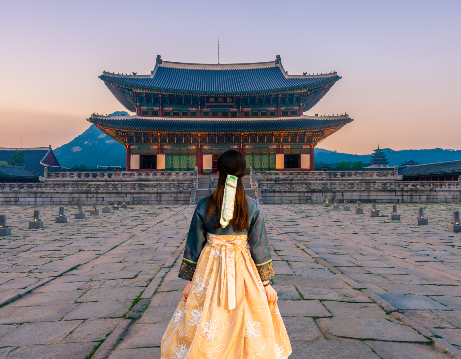 청계천 전경과 고층 건물 이미지